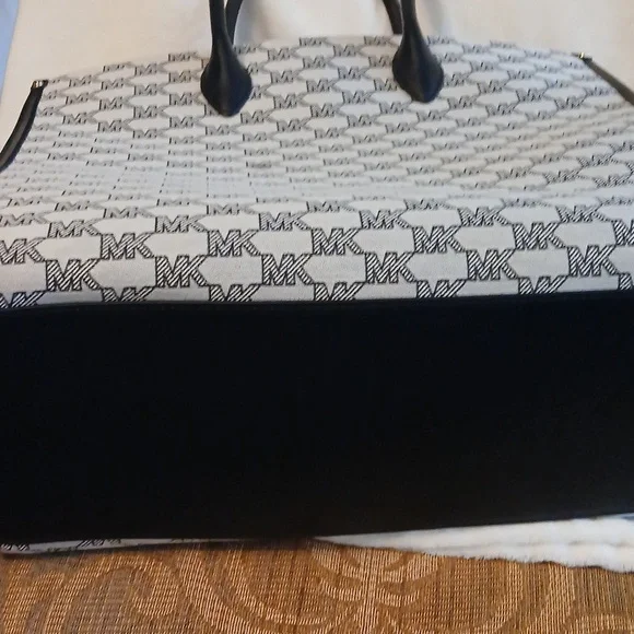 MICHAEL Michael Kors Black and Cream Tote - Picture 6 of 6